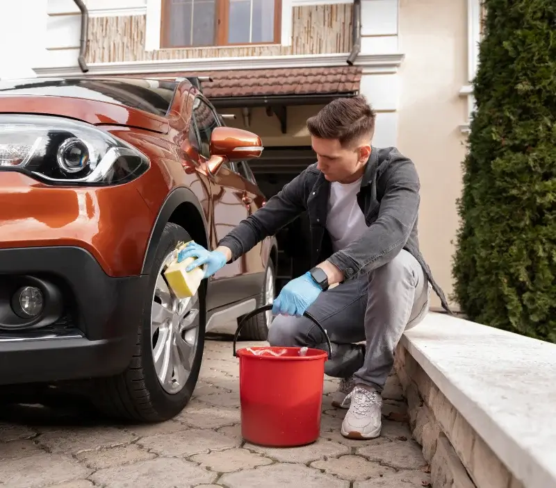 Lavage auto à domicile Landes-le-Gaulois : professionnel intervenant sur un véhicule
